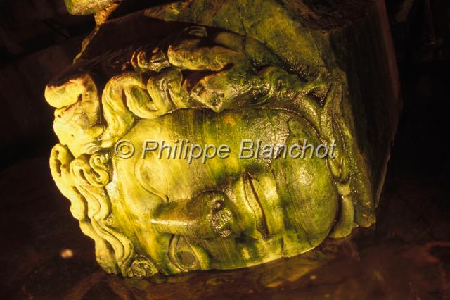 turquie istanbul 08.JPG - Méduse dans la Citerne Basilique (Yerebatan Sarayı)Istanbul, Turquie